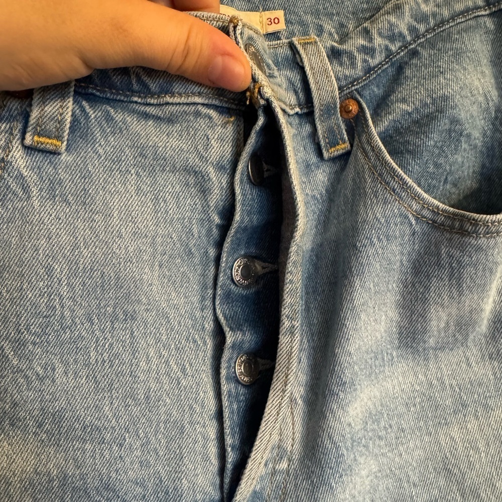 Levi’s Women’s Ribcage Straight Jeans with Button Fly - Picture 3 of 8